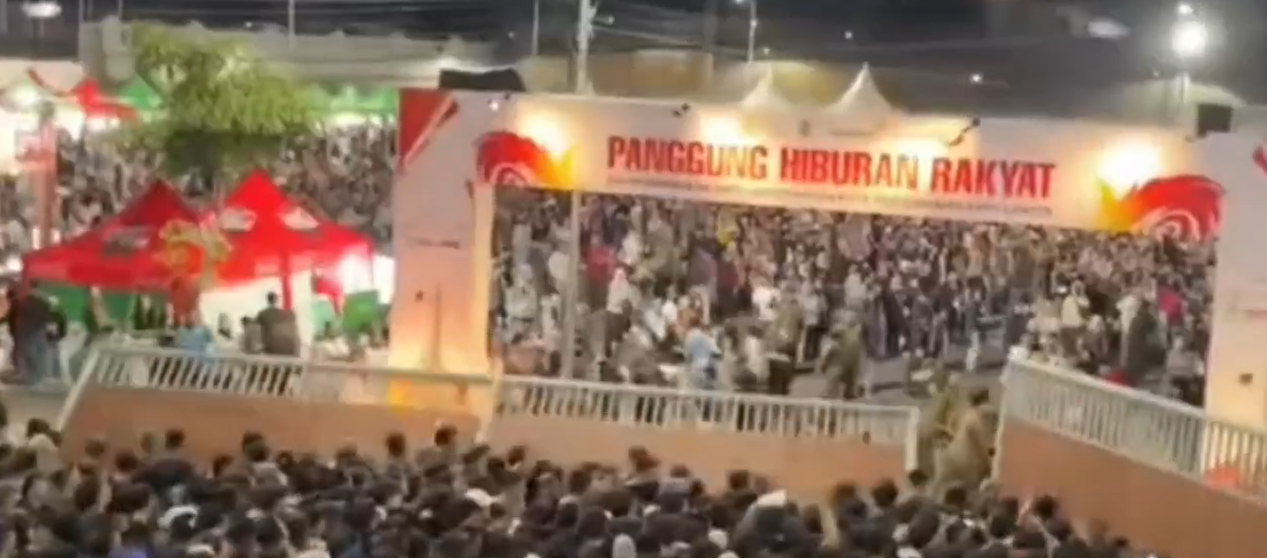 Kericuhan terjadi saat gelaran pesta rakyat yang dimeriahkan oleh Denny Caknan di Surabaya Expo Center (SUBEC) sampai pagar roboh.