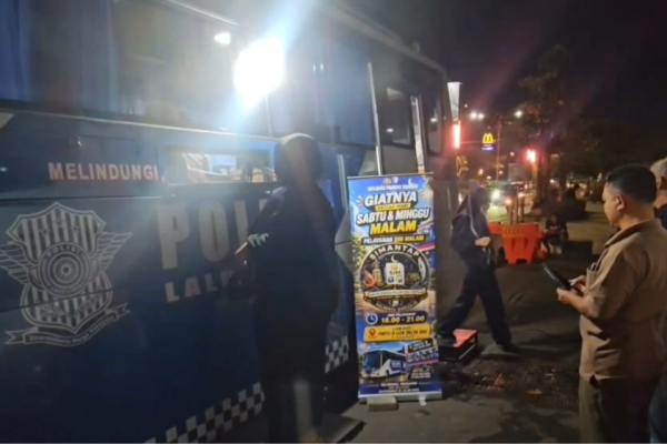 Satlantas Polresta Sidoarjo menghadirkan layanan SIMANTAP (SIM Pelayanan Malam Hari Terpadu) sebagai solusi bagi masyarakat, khususnya pekerja yang tidak sempat mengurus SIM pada jam pelayanan siang.