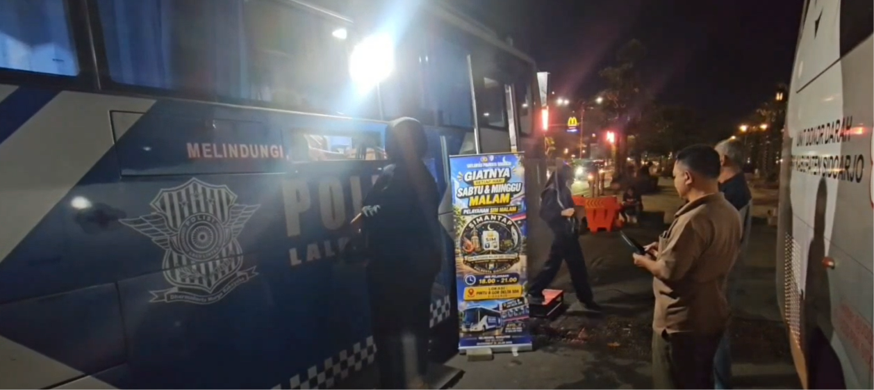 Satlantas Polresta Sidoarjo menghadirkan layanan SIMANTAP (SIM Pelayanan Malam Hari Terpadu) sebagai solusi bagi masyarakat, khususnya pekerja yang tidak sempat mengurus SIM pada jam pelayanan siang.