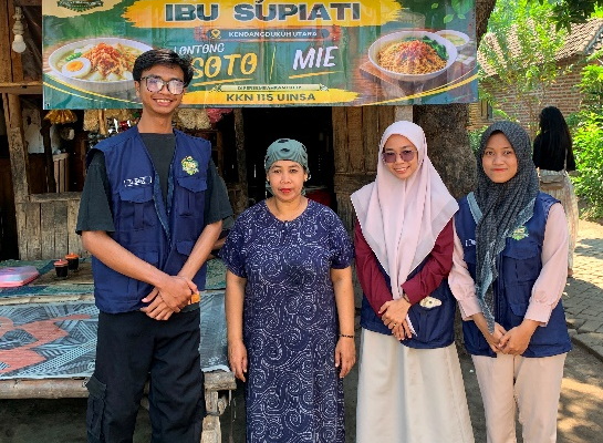 Penyerahan dan Pemasangan Banner kepada Pelaku UMKM.