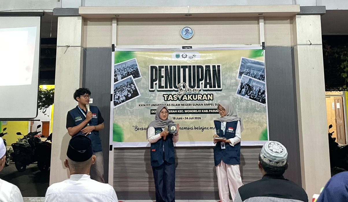 Mahasiswa KKN menjelaskan produk briket Geni Sambi.