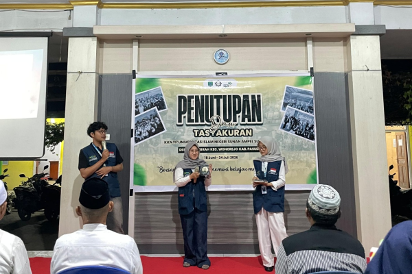 Mahasiswa KKN menjelaskan produk briket Geni Sambi.