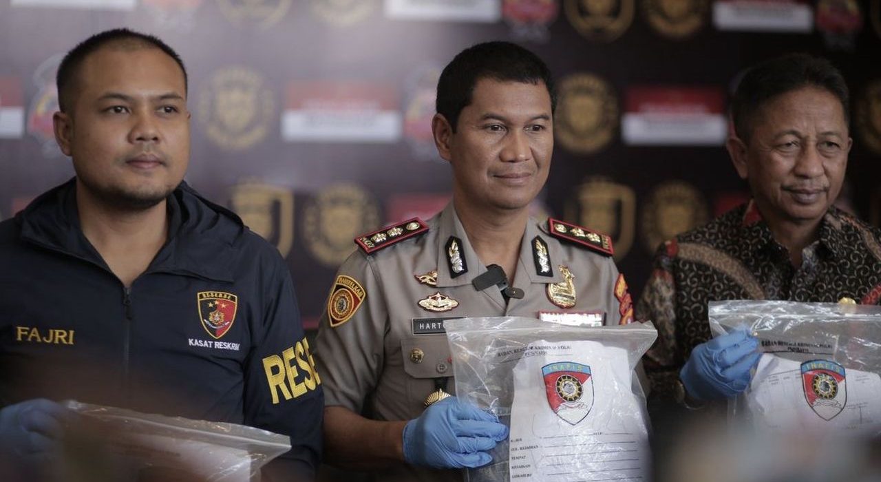 Kapolres Sampang, AKBP Hartono (tengah) (Dokumentasi Humas Polres Sampang)