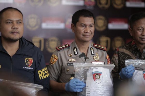 Kapolres Sampang, AKBP Hartono (tengah) (Dokumentasi Humas Polres Sampang)