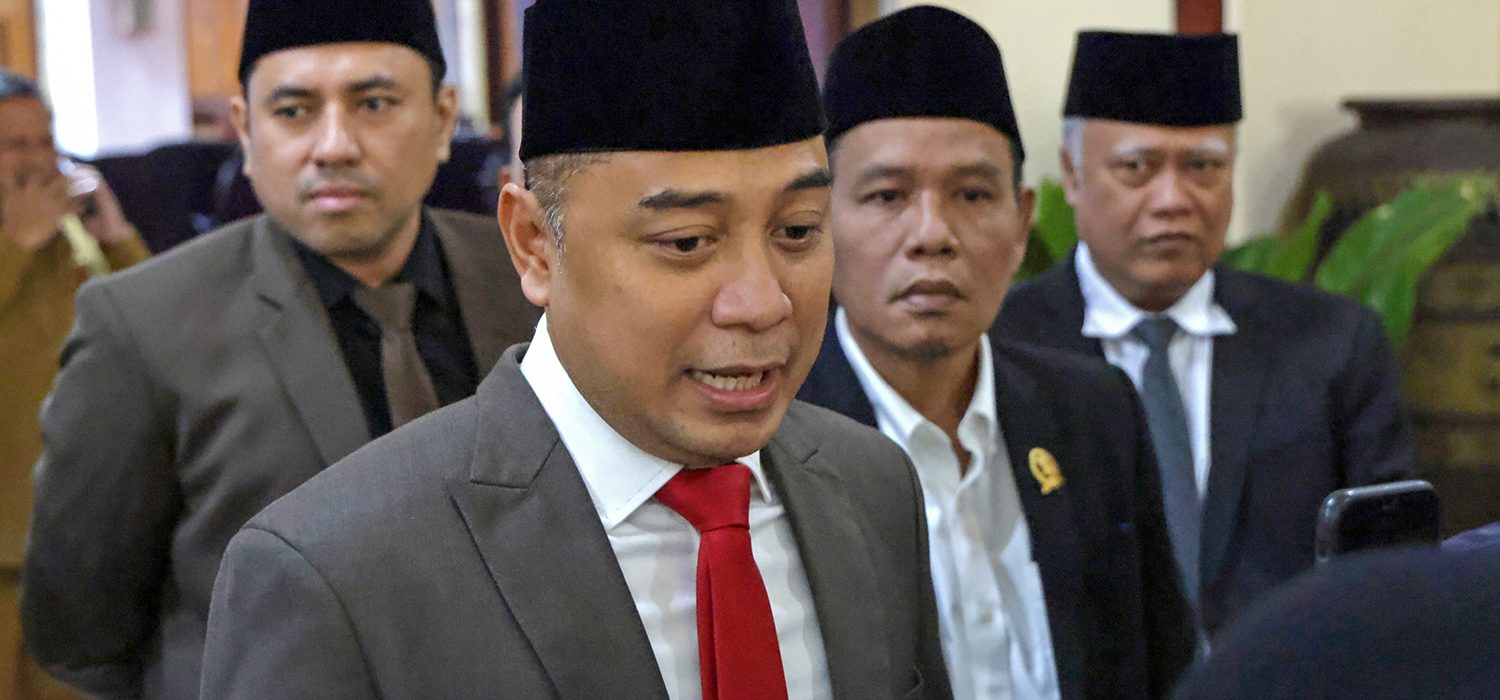 Wali Kota Surabaya Eri Cahyadi memberikan keterangan terkait mutasi Lurah Tambak Wedi menyusul dugaan praktik pungli di SWK Tambak Wedi.