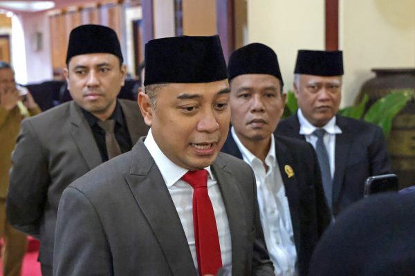 Wali Kota Surabaya Eri Cahyadi memberikan keterangan terkait mutasi Lurah Tambak Wedi menyusul dugaan praktik pungli di SWK Tambak Wedi.