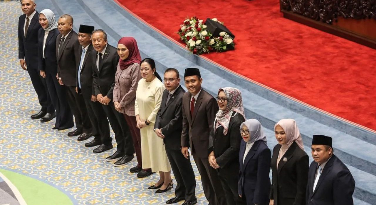 Ketua DPR Puan Maharani (tengah) berfoto bersama Wakil Ketua DPR Sufmi Dasco Ahmad (keenam kanan), Sari Yuliati (keenam kiri), Saan Mustopa (kelima kiri) dan calon anggota Komisi Penyiaran Indonesia (KPI) Pusat periode 2026-2029 terpilih pada Rapat Paripur