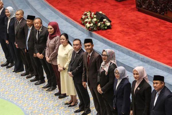 Ketua DPR Puan Maharani (tengah) berfoto bersama Wakil Ketua DPR Sufmi Dasco Ahmad (keenam kanan), Sari Yuliati (keenam kiri), Saan Mustopa (kelima kiri) dan calon anggota Komisi Penyiaran Indonesia (KPI) Pusat periode 2026-2029 terpilih pada Rapat Paripur