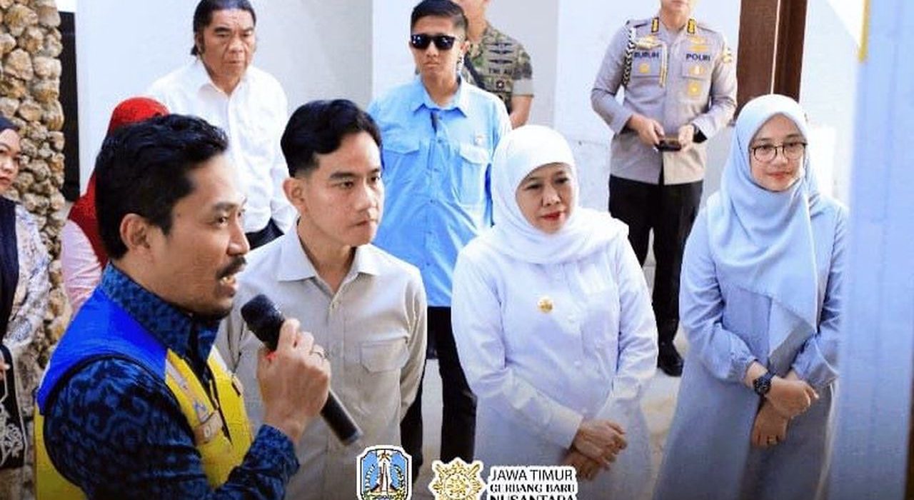 Gubernur Jawa Timur Khofifah Indar Parawansa saat mendampingi Wakil Presiden RI Gibran Rakabuming meninjau revitalisasi Pasar Induk Banyuwangi, Jumat (10/7/2026).