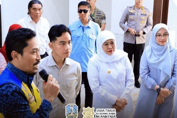 Gubernur Jawa Timur Khofifah Indar Parawansa saat mendampingi Wakil Presiden RI Gibran Rakabuming meninjau revitalisasi Pasar Induk Banyuwangi, Jumat (10/7/2026).