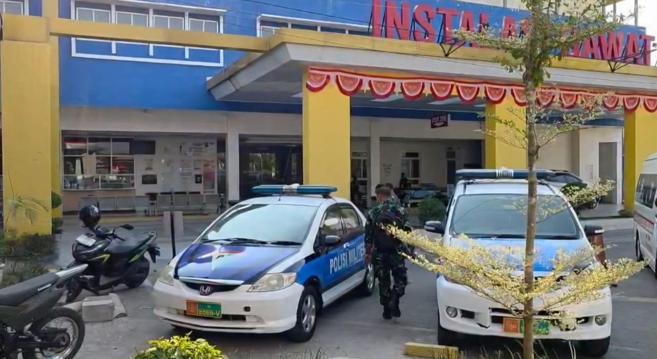 Suasana di IGD RSUD Caruban, Kabupaten Madiun, setelah korban insiden ledakan di Gudang Pusat Amunisi Saradan dievakuasi untuk mendapatkan perawatan.