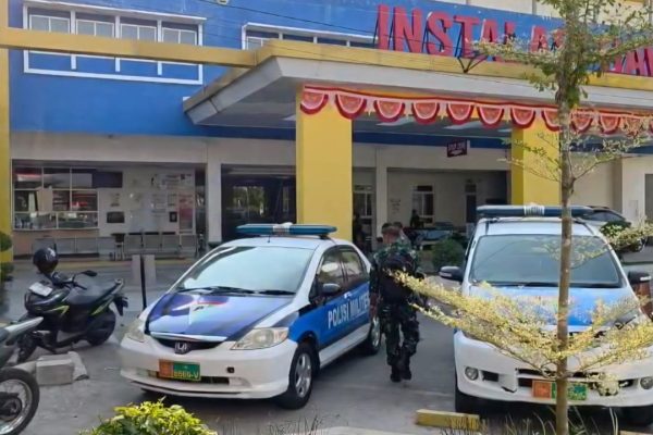 Suasana di IGD RSUD Caruban, Kabupaten Madiun, setelah korban insiden ledakan di Gudang Pusat Amunisi Saradan dievakuasi untuk mendapatkan perawatan.