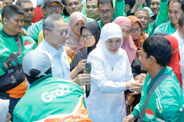 Gubernur Jawa Timur Khofifah Indar Parawansa bersama Menteri Koordinator (Menko) Bidang Pangan Republik Indonesia Zulkifli Hasan (Zulhas) salurkan paket sembako kepada pengemudi ojek daring (ojol) di GOR Tri Dharma Petrokimia Gresik, Rabu (15/7/2026).