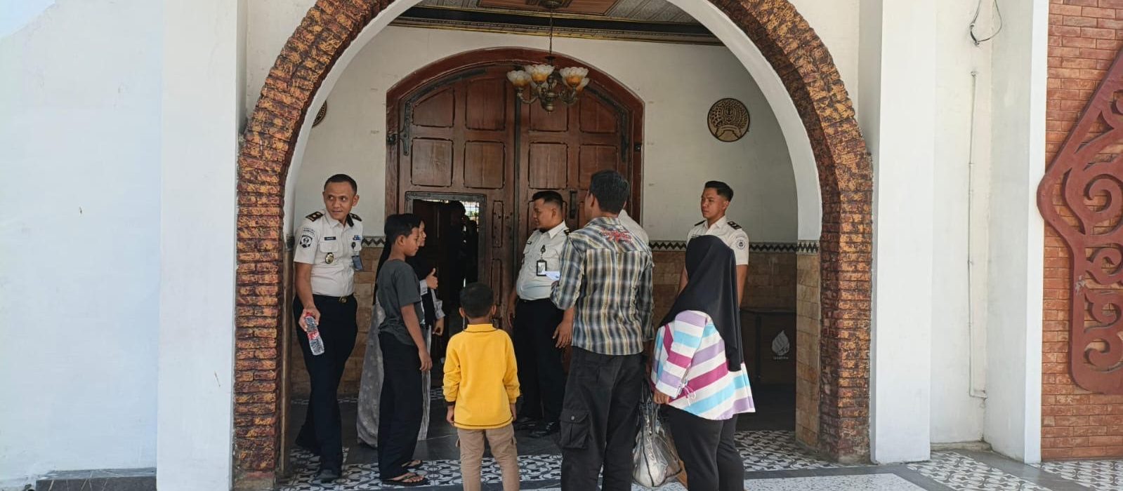 Suasana Lapas Kelas I Madiun. Seorang narapidana yang sempat kabur berhasil ditangkap di Kabupaten Pati, Jawa Tengah. Lapas mengakui pelarian terjadi akibat kelalaian petugas saat pemeriksaan kendaraan logistik.