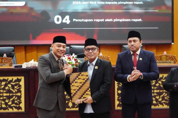 Wali Kota Surabaya Eri Cahyadi membukukan Sisa Lebih Pembiayaan Anggaran (SiLPA) APBD 2025 sebesar Rp516,896 miliar.