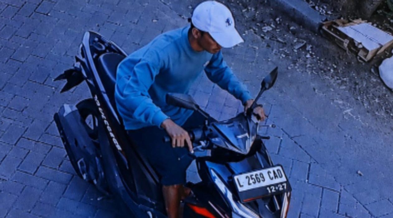Gonggo Kriswantoro, Kepala Pos Damkar Menur, menunjukkan lokasi pencurian sepeda motor di halaman rumahnya.