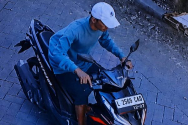 Gonggo Kriswantoro, Kepala Pos Damkar Menur, menunjukkan lokasi pencurian sepeda motor di halaman rumahnya.