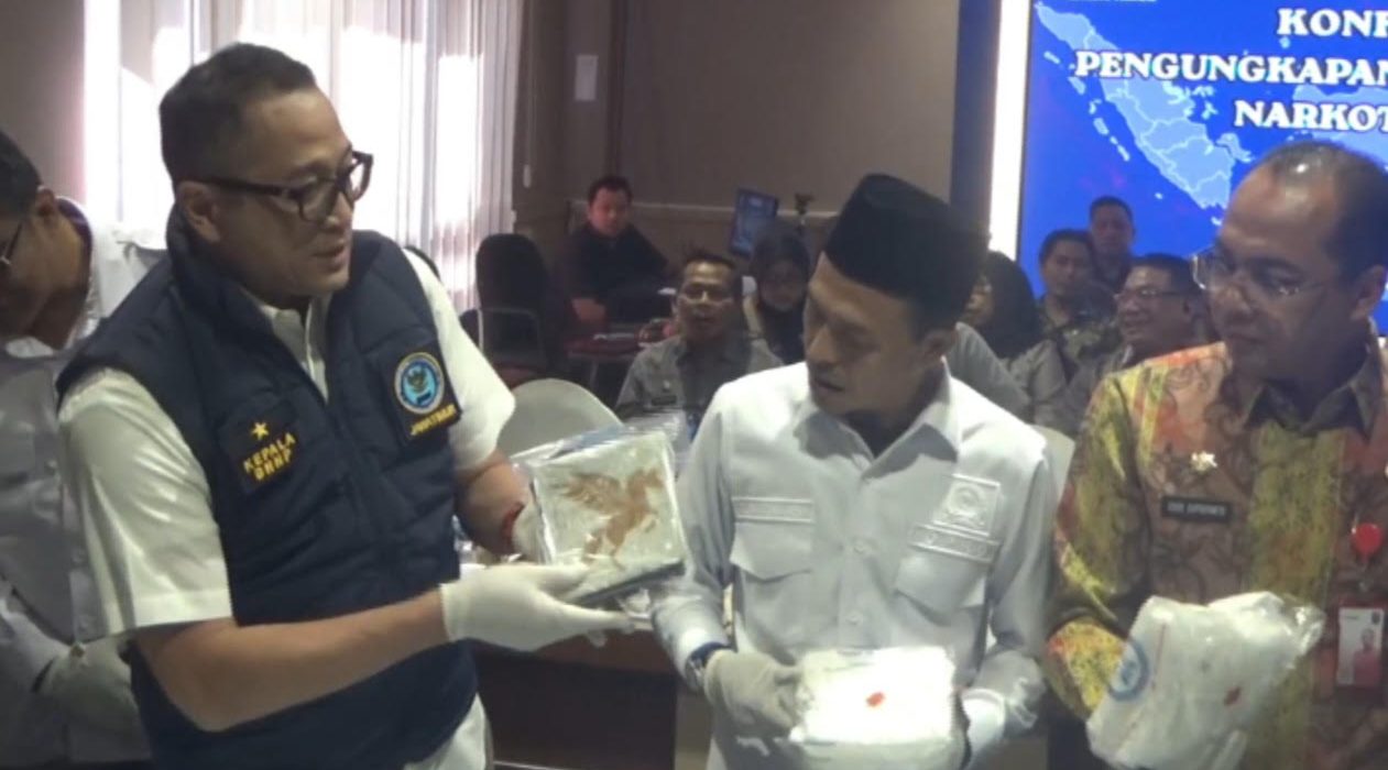 Kepala BNNP Jatim menunjukkan barang bukti sabu yang dikemas dengan stiker kuda terbang emas asal Malaysia.