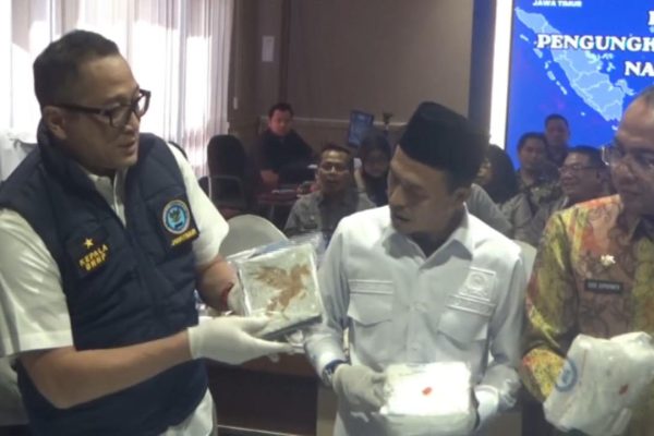 Kepala BNNP Jatim menunjukkan barang bukti sabu yang dikemas dengan stiker kuda terbang emas asal Malaysia.