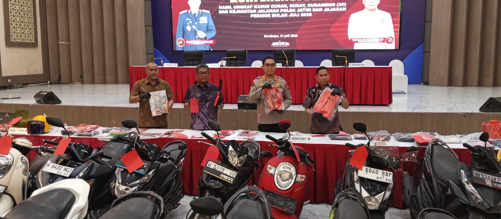 Jajaran Polda Jawa Timur Ungkap kasus 3C selama Juli 2026. Di depan barang bukti, 104 motor hasil curian.