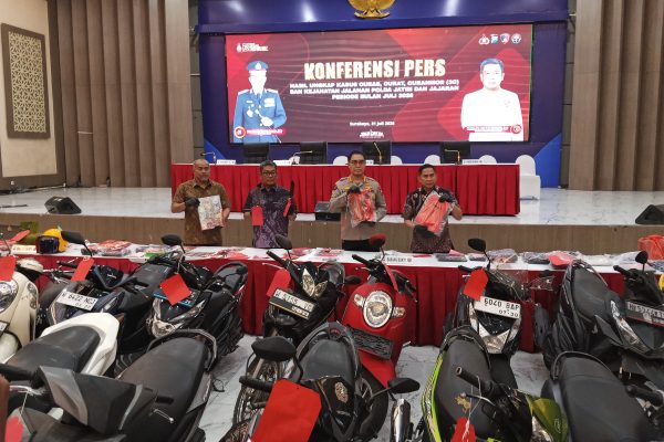 Jajaran Polda Jawa Timur Ungkap kasus 3C selama Juli 2026. Di depan barang bukti, 104 motor hasil curian.