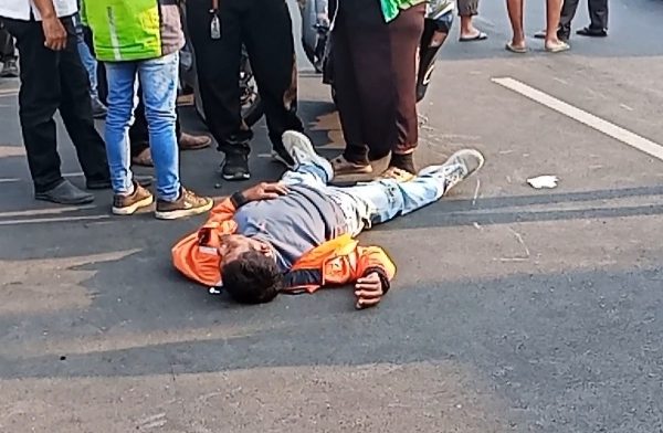 Seorang kurir ojek online mendapat pertolongan dari tim rescue setelah mengalami kecelakaan lalu lintas di Jalan Raya Bubutan, Surabaya.