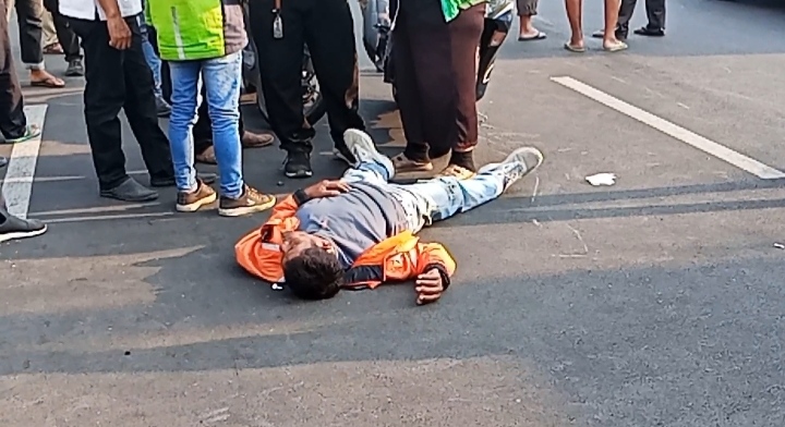 Seorang kurir ojek online mendapat pertolongan dari tim rescue setelah mengalami kecelakaan lalu lintas di Jalan Raya Bubutan, Surabaya.