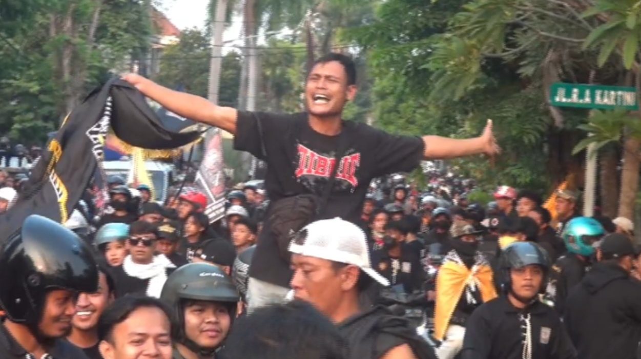 Ribuan massa PSHT berorasi di Jalan Kartini, Surabaya. Aksi massa tersebut menutup akses jalan dari Jalan Ahmad Yani menuju Jalan Diponegoro.
