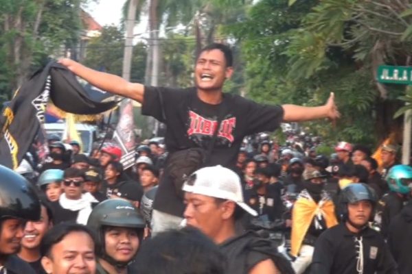 Ribuan massa PSHT berorasi di Jalan Kartini, Surabaya. Aksi massa tersebut menutup akses jalan dari Jalan Ahmad Yani menuju Jalan Diponegoro.