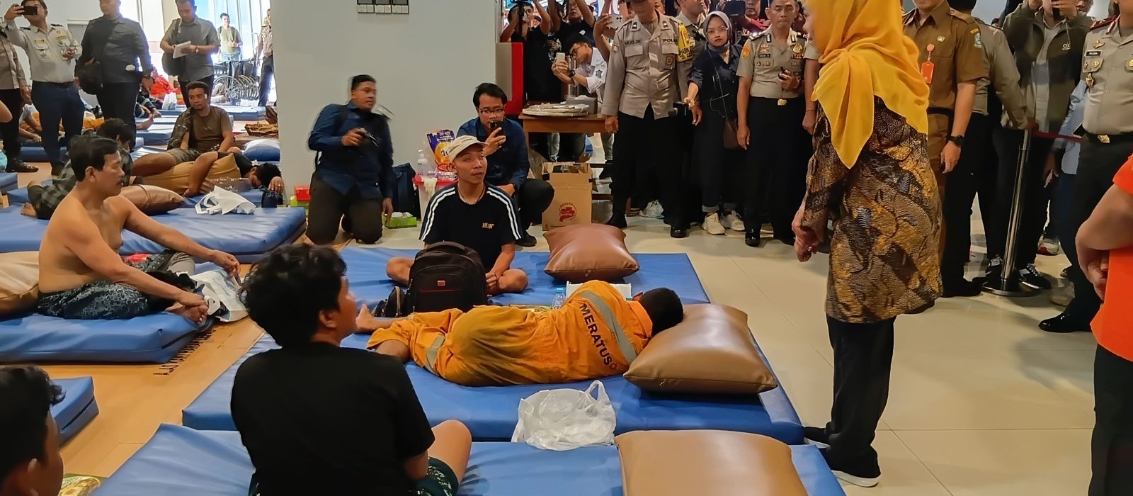 Rombongan Gubernur Jawa Timur Khofifah Indar Parawansa dan Kapolda Jatim menyapa penumpang selamat insiden kebakaran KMP Mutiara Sentosa II.