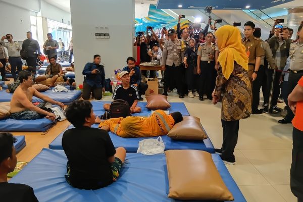Rombongan Gubernur Jawa Timur Khofifah Indar Parawansa dan Kapolda Jatim menyapa penumpang selamat insiden kebakaran KMP Mutiara Sentosa II.