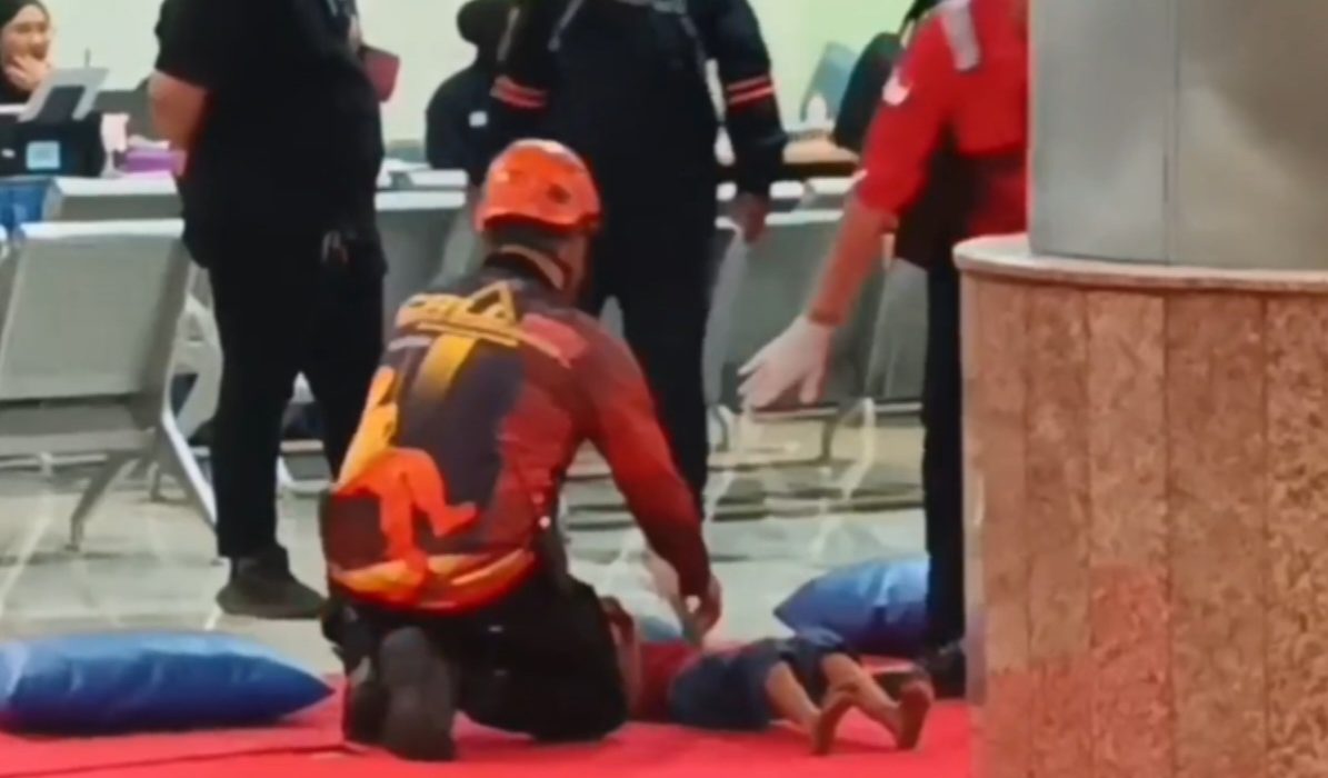 Tim SAR mengevakuasi seorang anak korban selamat KMP Mutiara Sentosa 2 di Posko Gapura Surya Nusantara, Tanjung Perak, Surabaya.