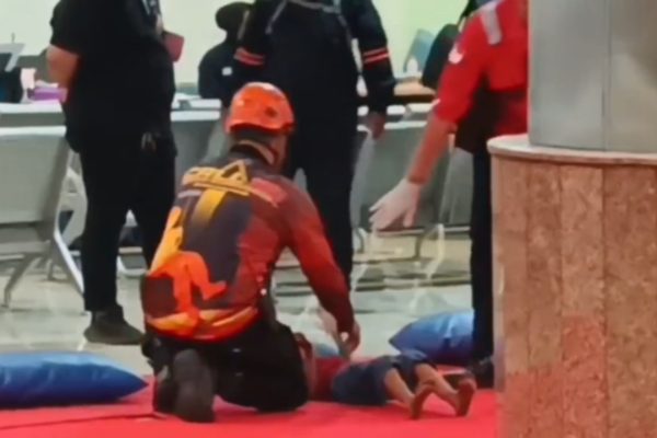 Tim SAR mengevakuasi seorang anak korban selamat KMP Mutiara Sentosa 2 di Posko Gapura Surya Nusantara, Tanjung Perak, Surabaya.