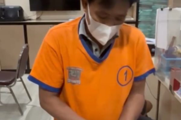 Tersangka MH (49) memperagakan cara menyembunyikan sabu-sabu di dalam bola lampu.
