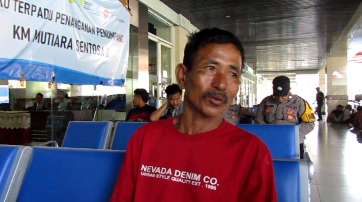 Saleh, sopir truk pengangkut 17 ekor kuda pacu, menceritakan nasib pilu kuda-kudanya yang terpanggang dalam insiden kebakaran KMP Mutiara Sentosa II.