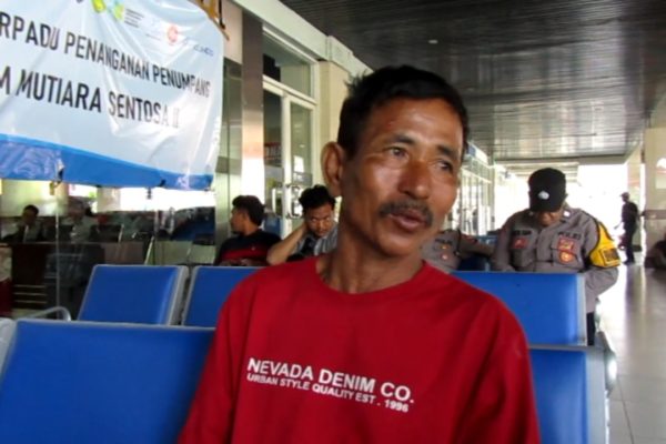 Saleh, sopir truk pengangkut 17 ekor kuda pacu, menceritakan nasib pilu kuda-kudanya yang terpanggang dalam insiden kebakaran KMP Mutiara Sentosa II.
