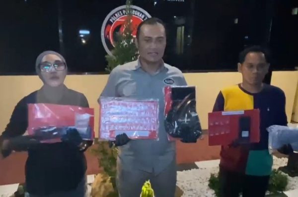 AKP Agus Adik Putrawan, Kasat Narkoba Polres Tanjung Perak Surabaya, menunjukkan barang bukti narkoba.