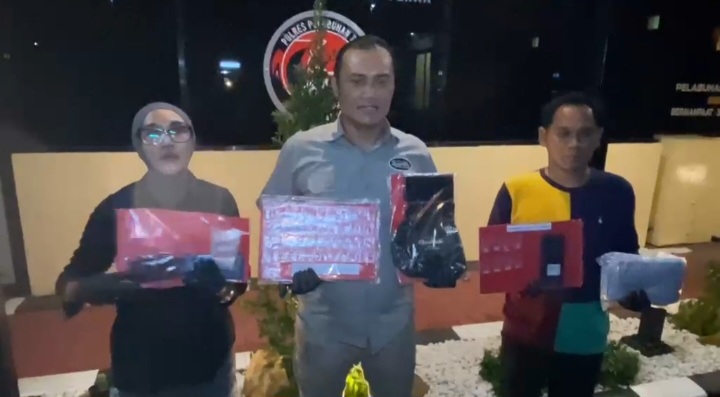 AKP Agus Adik Putrawan, Kasat Narkoba Polres Tanjung Perak Surabaya, menunjukkan barang bukti narkoba.