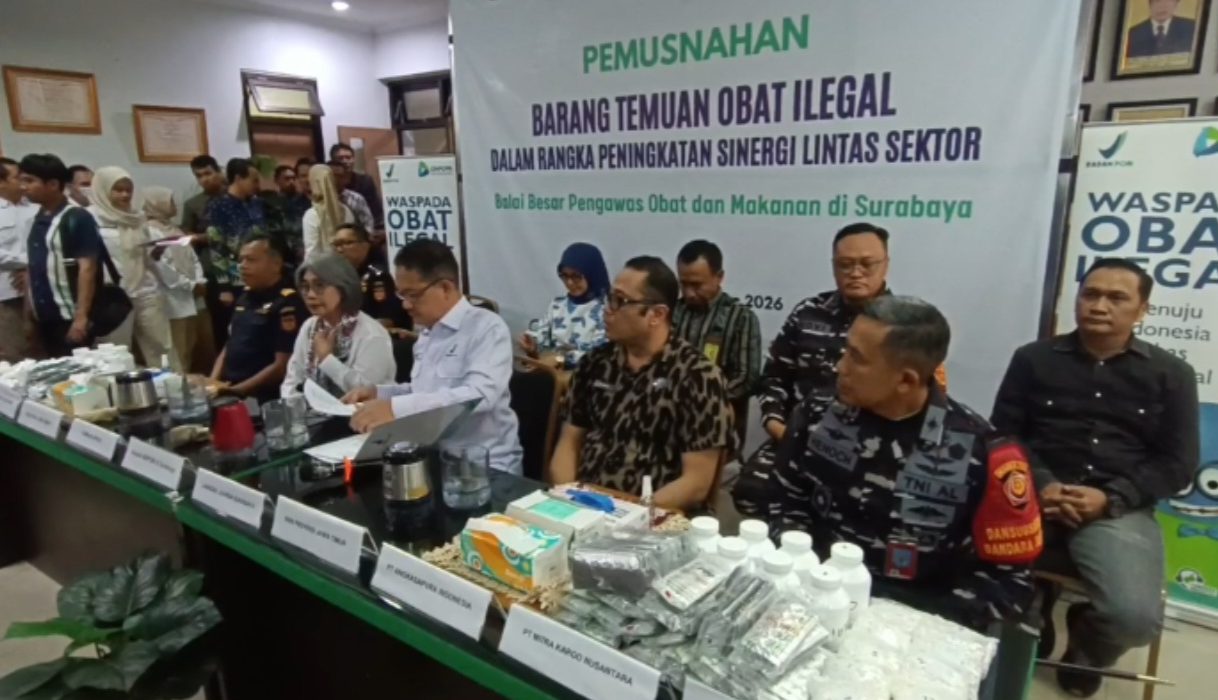 Balai Besar POM Surabaya memusnahkan barang bukti hampir 100 ribu tablet obat ilegal hasil pengungkapan kasus peredaran obat tanpa izin edar.