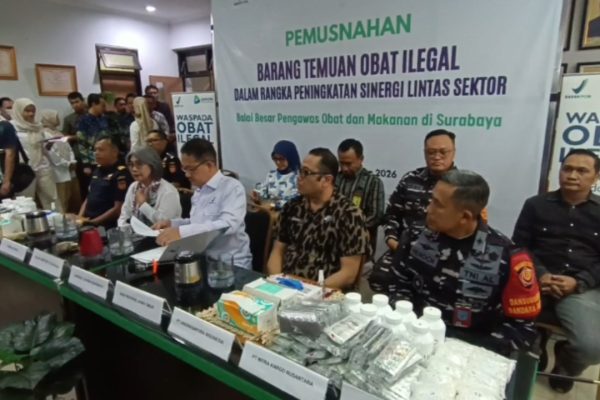 Balai Besar POM Surabaya memusnahkan barang bukti hampir 100 ribu tablet obat ilegal hasil pengungkapan kasus peredaran obat tanpa izin edar.