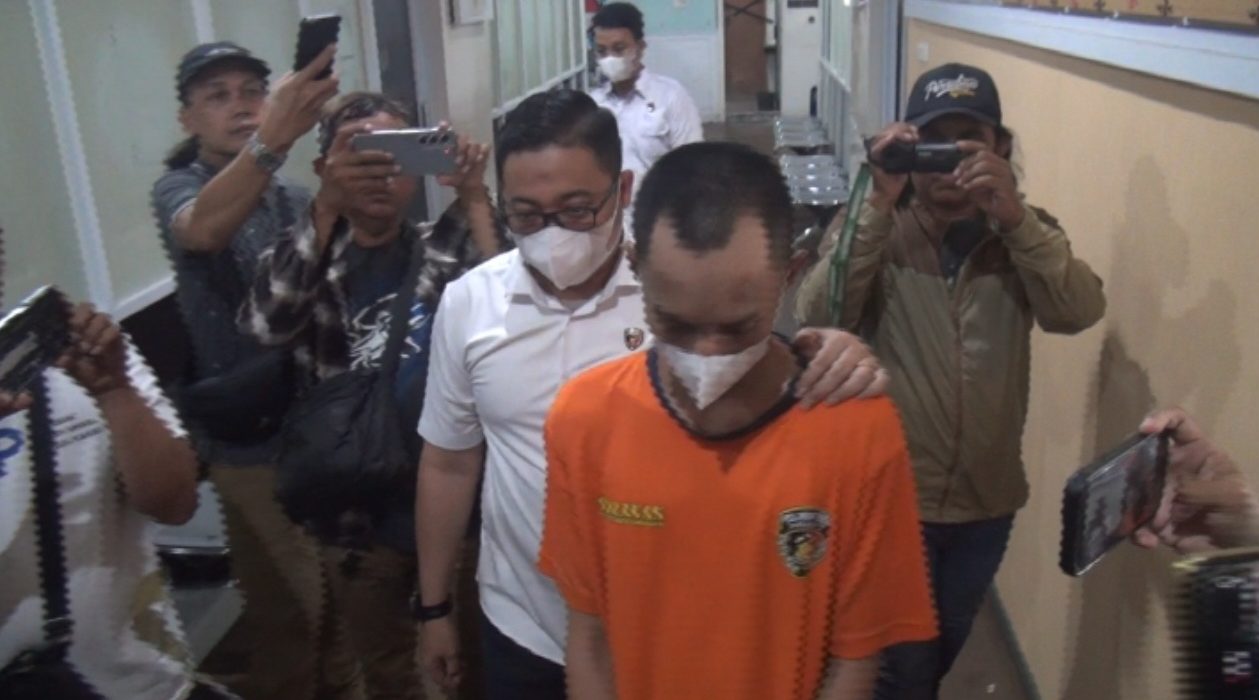 Residivis VR (32) menjalani pemeriksaan di Gedung Anindhita Satreskrim Polrestabes Surabaya.