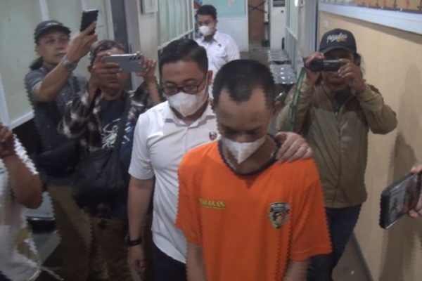 Residivis VR (32) menjalani pemeriksaan di Gedung Anindhita Satreskrim Polrestabes Surabaya.