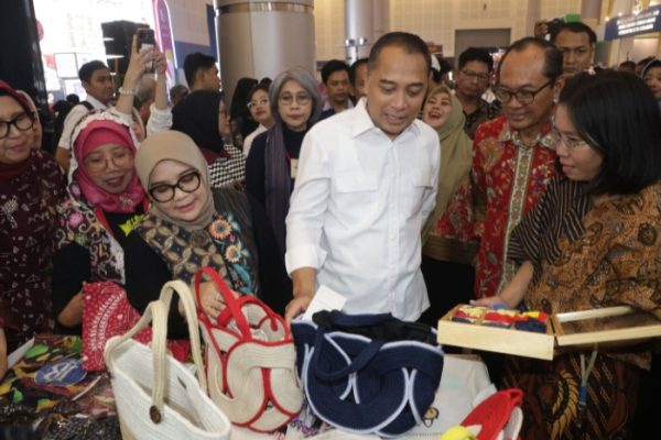 Wali kota Eri Cahyadi bersama sang Istri Rini Indrayani, menyapa pelaku UMKM pada Gelaran SGE 2026.