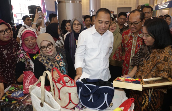 Wali kota Eri Cahyadi bersama sang Istri Rini Indrayani, menyapa pelaku UMKM pada Gelaran SGE 2026.