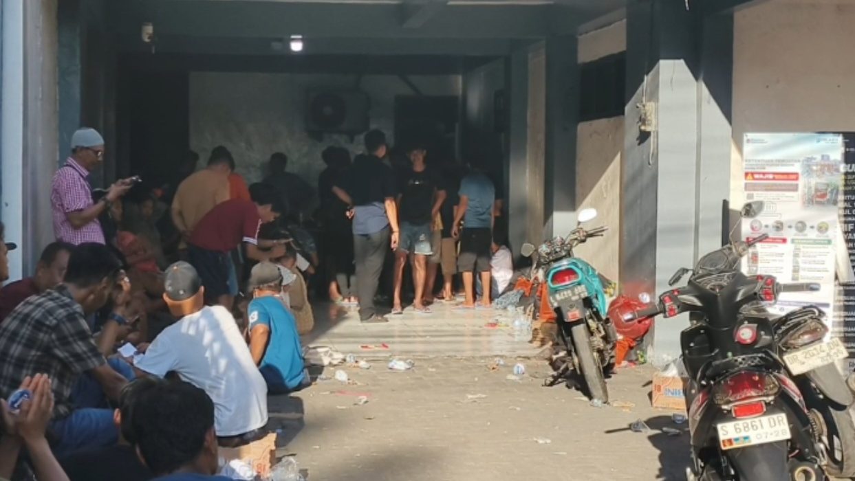 Para Korban KMP Mutiara Sentosa II, menunggu kejelasan manajemen PT Atosim Pelayaran Surabaya.