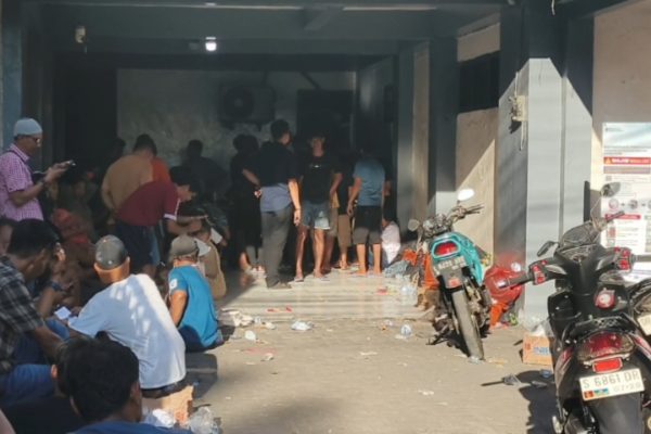 Para Korban KMP Mutiara Sentosa II, menunggu kejelasan manajemen PT Atosim Pelayaran Surabaya.