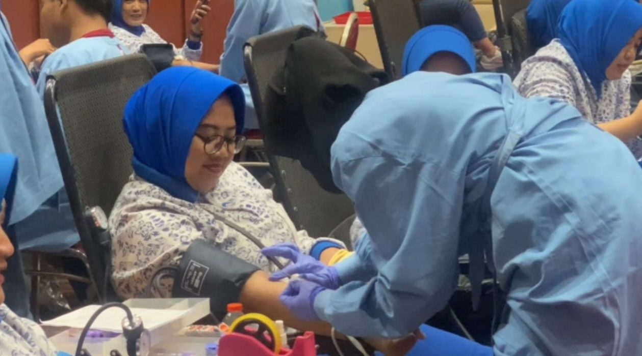 Salah satu anggota Jalasenastri mendonorkan darah dalam rangka HUT ke-80 Jalasenastri di Markas Koarmada II, Surabaya.