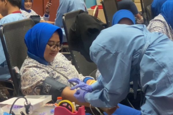 Salah satu anggota Jalasenastri mendonorkan darah dalam rangka HUT ke-80 Jalasenastri di Markas Koarmada II, Surabaya.