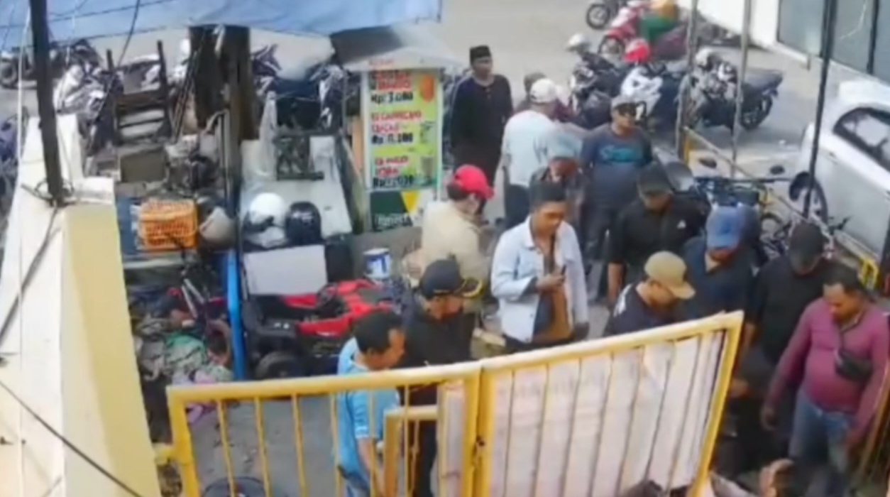 Rekaman CCTV memperlihatkan aksi sekelompok oknum LSM yang memaksa masuk ke ruko milik Bagus Andri di Jalan Krukah Utara, Ngagelrejo, pada 22 Juli 2026.