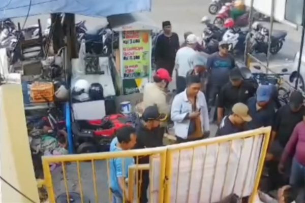Rekaman CCTV memperlihatkan aksi sekelompok oknum LSM yang memaksa masuk ke ruko milik Bagus Andri di Jalan Krukah Utara, Ngagelrejo, pada 22 Juli 2026.